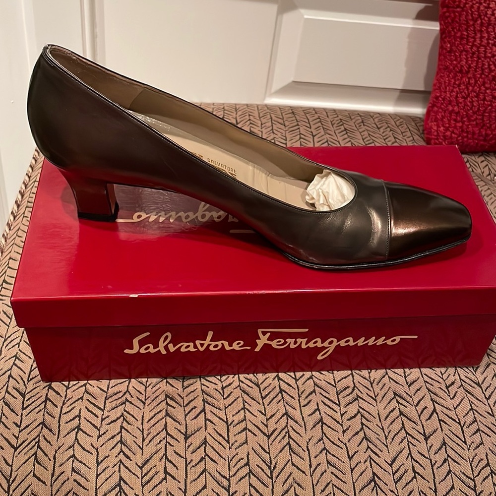 Salvatore Ferragamo Margaret pewter low heel, size 11 AAAA (narrow)